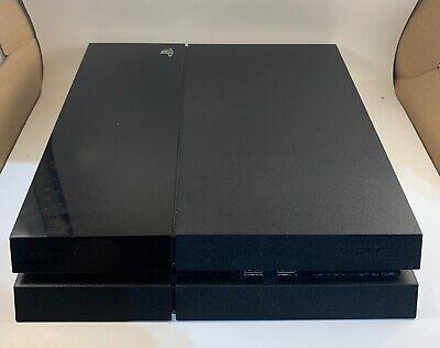 Playstation 4 com 1 controle e 2 jogos.